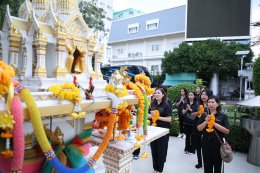 แพทย์หญิง เอินฟ้า ณ นคร รองผู้อำนวยการโรงพยาบาลทหารผ่านศึก (ฝ่ายบริหาร) นำคณะผู้บริหาร พนักงาน และบุคลากรทางการแพทย์ของโรงพยาบาลทหารผ่านศึก ร่วมสักการะพระพุทธอโรคยาเทวราชา 