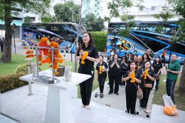 แพทย์หญิง เอินฟ้า ณ นคร รองผู้อำนวยการโรงพยาบาลทหารผ่านศึก (ฝ่ายบริหาร) นำคณะผู้บริหาร พนักงาน และบุคลากรทางการแพทย์ของโรงพยาบาลทหารผ่านศึก ร่วมสักการะพระพุทธอโรคยาเทวราชา 