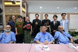 นางสาวนิภาพร ฟักเล็ก พยาบาล 9 กองพยาบาล โรงพยาบาลทหารผ่านศึก เป็นผู้แทนผู้อำนวยการโรงพยาบาลทหารผ่านศึก ให้การต้อนรับ คุณสุชาติ ชวางกูร ประธานกลุ่มสร้างพลเมืองคุณภาพ และคณะ