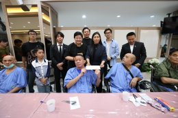 นางสาวนิภาพร ฟักเล็ก พยาบาล 9 กองพยาบาล โรงพยาบาลทหารผ่านศึก เป็นผู้แทนผู้อำนวยการโรงพยาบาลทหารผ่านศึก ให้การต้อนรับ คุณสุชาติ ชวางกูร ประธานกลุ่มสร้างพลเมืองคุณภาพ และคณะ