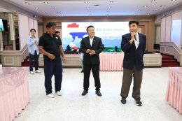 นางสาวนิภาพร ฟักเล็ก พยาบาล 9 กองพยาบาล โรงพยาบาลทหารผ่านศึก เป็นผู้แทนผู้อำนวยการโรงพยาบาลทหารผ่านศึก ให้การต้อนรับ คุณสุชาติ ชวางกูร ประธานกลุ่มสร้างพลเมืองคุณภาพ และคณะ