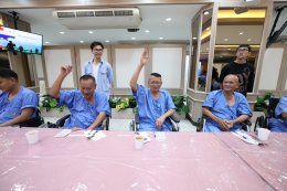 นางสาวนิภาพร ฟักเล็ก พยาบาล 9 กองพยาบาล โรงพยาบาลทหารผ่านศึก เป็นผู้แทนผู้อำนวยการโรงพยาบาลทหารผ่านศึก ให้การต้อนรับ คุณสุชาติ ชวางกูร ประธานกลุ่มสร้างพลเมืองคุณภาพ และคณะ