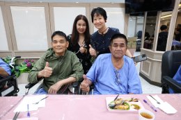 นางสาวนิภาพร ฟักเล็ก พยาบาล 9 กองพยาบาล โรงพยาบาลทหารผ่านศึก เป็นผู้แทนผู้อำนวยการโรงพยาบาลทหารผ่านศึก ให้การต้อนรับ คุณสุชาติ ชวางกูร ประธานกลุ่มสร้างพลเมืองคุณภาพ และคณะ