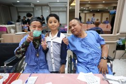 นางสาวนิภาพร ฟักเล็ก พยาบาล 9 กองพยาบาล โรงพยาบาลทหารผ่านศึก เป็นผู้แทนผู้อำนวยการโรงพยาบาลทหารผ่านศึก ให้การต้อนรับ คุณสุชาติ ชวางกูร ประธานกลุ่มสร้างพลเมืองคุณภาพ และคณะ