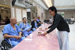 นางสาวนิภาพร ฟักเล็ก พยาบาล 9 กองพยาบาล โรงพยาบาลทหารผ่านศึก เป็นผู้แทนผู้อำนวยการโรงพยาบาลทหารผ่านศึก ให้การต้อนรับ คุณสุชาติ ชวางกูร ประธานกลุ่มสร้างพลเมืองคุณภาพ และคณะ