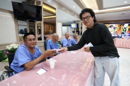 นางสาวนิภาพร ฟักเล็ก พยาบาล 9 กองพยาบาล โรงพยาบาลทหารผ่านศึก เป็นผู้แทนผู้อำนวยการโรงพยาบาลทหารผ่านศึก ให้การต้อนรับ คุณสุชาติ ชวางกูร ประธานกลุ่มสร้างพลเมืองคุณภาพ และคณะ