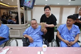 นางสาวนิภาพร ฟักเล็ก พยาบาล 9 กองพยาบาล โรงพยาบาลทหารผ่านศึก เป็นผู้แทนผู้อำนวยการโรงพยาบาลทหารผ่านศึก ให้การต้อนรับ คุณสุชาติ ชวางกูร ประธานกลุ่มสร้างพลเมืองคุณภาพ และคณะ