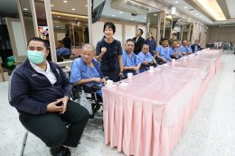 นางสาวนิภาพร ฟักเล็ก พยาบาล 9 กองพยาบาล โรงพยาบาลทหารผ่านศึก เป็นผู้แทนผู้อำนวยการโรงพยาบาลทหารผ่านศึก ให้การต้อนรับ คุณสุชาติ ชวางกูร ประธานกลุ่มสร้างพลเมืองคุณภาพ และคณะ