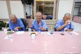 นางสาวนิภาพร ฟักเล็ก พยาบาล 9 กองพยาบาล โรงพยาบาลทหารผ่านศึก เป็นผู้แทนผู้อำนวยการโรงพยาบาลทหารผ่านศึก ให้การต้อนรับ คุณสุชาติ ชวางกูร ประธานกลุ่มสร้างพลเมืองคุณภาพ และคณะ