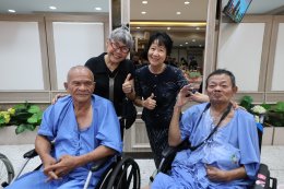 นางสาวนิภาพร ฟักเล็ก พยาบาล 9 กองพยาบาล โรงพยาบาลทหารผ่านศึก เป็นผู้แทนผู้อำนวยการโรงพยาบาลทหารผ่านศึก ให้การต้อนรับ คุณสุชาติ ชวางกูร ประธานกลุ่มสร้างพลเมืองคุณภาพ และคณะ