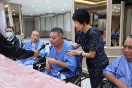 นางสาวนิภาพร ฟักเล็ก พยาบาล 9 กองพยาบาล โรงพยาบาลทหารผ่านศึก เป็นผู้แทนผู้อำนวยการโรงพยาบาลทหารผ่านศึก ให้การต้อนรับ คุณสุชาติ ชวางกูร ประธานกลุ่มสร้างพลเมืองคุณภาพ และคณะ