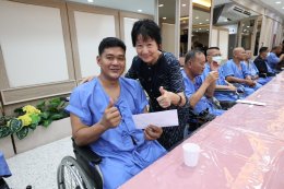 นางสาวนิภาพร ฟักเล็ก พยาบาล 9 กองพยาบาล โรงพยาบาลทหารผ่านศึก เป็นผู้แทนผู้อำนวยการโรงพยาบาลทหารผ่านศึก ให้การต้อนรับ คุณสุชาติ ชวางกูร ประธานกลุ่มสร้างพลเมืองคุณภาพ และคณะ