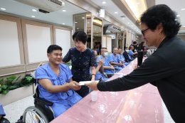 นางสาวนิภาพร ฟักเล็ก พยาบาล 9 กองพยาบาล โรงพยาบาลทหารผ่านศึก เป็นผู้แทนผู้อำนวยการโรงพยาบาลทหารผ่านศึก ให้การต้อนรับ คุณสุชาติ ชวางกูร ประธานกลุ่มสร้างพลเมืองคุณภาพ และคณะ