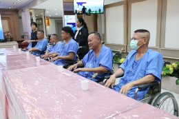 นางสาวนิภาพร ฟักเล็ก พยาบาล 9 กองพยาบาล โรงพยาบาลทหารผ่านศึก เป็นผู้แทนผู้อำนวยการโรงพยาบาลทหารผ่านศึก ให้การต้อนรับ คุณสุชาติ ชวางกูร ประธานกลุ่มสร้างพลเมืองคุณภาพ และคณะ