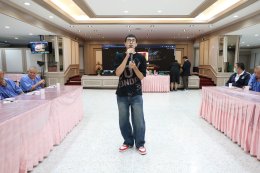 นางสาวนิภาพร ฟักเล็ก พยาบาล 9 กองพยาบาล โรงพยาบาลทหารผ่านศึก เป็นผู้แทนผู้อำนวยการโรงพยาบาลทหารผ่านศึก ให้การต้อนรับ คุณสุชาติ ชวางกูร ประธานกลุ่มสร้างพลเมืองคุณภาพ และคณะ