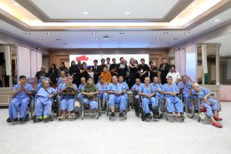 นางสาวนิภาพร ฟักเล็ก พยาบาล 9 กองพยาบาล โรงพยาบาลทหารผ่านศึก เป็นผู้แทนผู้อำนวยการโรงพยาบาลทหารผ่านศึก ให้การต้อนรับ คุณสุชาติ ชวางกูร ประธานกลุ่มสร้างพลเมืองคุณภาพ และคณะ