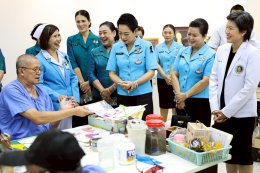 นายกสมาคมคู่สมรสทหารอากาศ และคณะ ในโอกาสเข้าเยี่ยมบำรุงขวัญทหารผ่านศึก