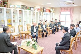 พลเอก พจน์ เอมพันธุ์ ที่ปรึกษาผู้อำนวยการองค์การสงเคราะห์ทหารผ่านศึก และคณะทำงานการออกหน่วยกายอุปกรณ์เคลื่อนที่ เข้าพบ นายณรงค์ เทพเสนา ผู้ว่าราชการจังหวัดอุบลราชธานี ณ ศาลากลางจังหวัดอุบลราชธานี 