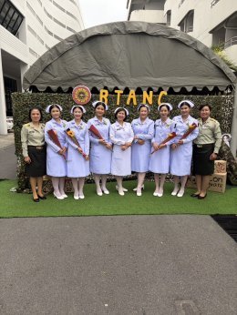 นางสุธรรมา สกุลไทย รองผู้อำนวยการโรงพยาบาลทหารผ่านศึก (ฝ่ายการพยาบาล) เข้าร่วมพิธีประดับขีดหมวกพยาบาลให้แก่พยาบาลทหารบก รุ่นที่ 59 ของวิทยาลัยพยาบาลกองทัพบก