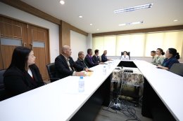 สิบเอก สำเริง นวลพุดซา นายกสมาคมทหารผ่านศึกพิการแห่งประเทศไทย และคณะกรรมการบริหารสมาคมฯ พร้อมด้วย คุณสมชาย คงกะพันธ์ ผู้จัดการทั่วไป บริษัท ซีพี ออลล์ จำกัด (มหาชน) และคณะ ร่วมบริจาคเงิน