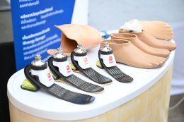 แพทย์หญิงจิตติมา ปรีชา ผู้อำนวยการโรงพยาบาลทหารผ่านศึก รับมอบนวัตกรรมเท้าเทียมไดนามิกส์เอสเพส (sPace) จาก ดร.วิภารัตน์ ดีอ่อง ผู้อำนวยการสำนักงานการวิจัยแห่งชาติ ณ สำนักงานการวิจัยแห่งชาติ 