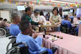 กลุ่มดนตรีบำบัด สว.มธ. นำโดย คุณสดใส รุ่งโพธิ์ทอง เป็นหัวหน้าคณะร่วมกับคณะ สว.มธ.ได้จัดกิจกรรมแสดงดนตรี เพื่อกล่อมขวัญทหารกล้า โดยมีการจัดเลี้ยงอาหารว่าง พร้อมทั้งมอบเงิน เพื่อเป็นขวัญกำลังใจ แก่ผู้ป่วยทหารผ่านศึก