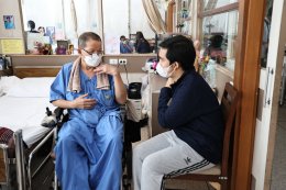 พลตรี เสริม ภู่หิรัญ รองประธานฝ่ายประชาสัมพันธ์ มูลนิธิสงเคราะห์ครอบครัวทหารผ่านศึก ในพระราชูปถัมภ์ สมเด็จพระศรีนครินทราบรมราชชนนี (มสคท.) เป็นหัวหน้าคณะนำคณะเยาวชนจาก Seed Thailand เข้าเยี่ยมและมอบเครื่องอุปโภค บริโภค ให้แก่ผู้ป่วยทหารผ่านศึก 