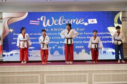 พลโท อัครภณ ทองสุทธิ์ รองผู้อำนวยการองค์การสงเคราะห์ทหารผ่านศึก ให้การต้อนรับ คุณคู จายัง ผู้จัดการฝ่ายธุรกิจอนุสรณ์สถานสันติภาพแห่งสหประชาชาติสาธารณรัฐเกาหลี และคณะ เข้าเยี่ยมบำรุงขวัญทหารผ่านศึก