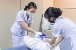 นักเรียนพนักงานผู้ช่วยพยาบาล เดอะแคร์การบริบาลรุ่นที่ 40 สอบวัดผลภาคทักษะก่อนออกฝึกภาคปฎิบัติ ( The Care Skill Day )