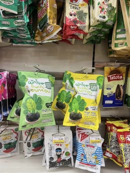 A healthy spinach snack acceptable for youngsters who aren't vegetarians is Crispy GO Organic Spinach Crispy, which is now sold at 7-11.