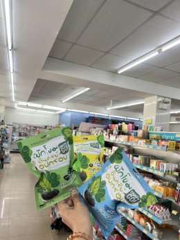 A healthy spinach snack acceptable for youngsters who aren't vegetarians is Crispy GO Organic Spinach Crispy, which is now sold at 7-11.