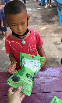 Crispy GO gives out almshouse snacks to the little ones so they can eat good snacks.