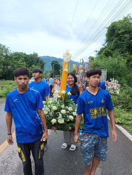 ครูและเด็กๆ จัดงานแห่เทียนวันเข้าพรรษา