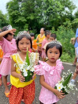 ครูและเด็กๆ จัดงานแห่เทียนวันเข้าพรรษา