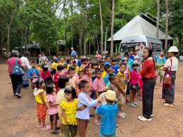 ครูและเด็กๆ จัดงานแห่เทียนวันเข้าพรรษา