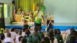 เดินทางมอบหนังสือแก่ 11 โรงเรียน จังหวัดสุพรรณบุรี