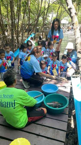 พาเด็กๆปล่อยปู เดินเที่ยวสะพานแดง และพิพิธภัณฑ์สัตว์น้ำ จังหวัดสมุทรสาคร