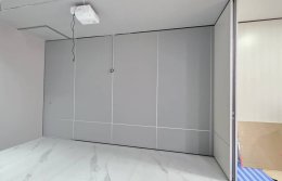 ผลงานติดตั้งฟิล์มสีเทาบนผนังไม้อัด 