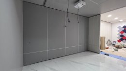 ผลงานติดตั้งฟิล์มสีเทาบนผนังไม้อัด 