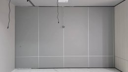 ผลงานติดตั้งฟิล์มสีเทาบนผนังไม้อัด 