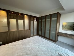 ผลงานการติดอินทีเรียฟิล์มลายไม้ ติดบานตู้ ลิ้นชัก ชั้นวางทีวี และ ประตูู