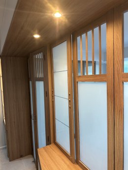 ผลงานการติดอินทีเรียฟิล์มลายไม้ ติดบานตู้ ลิ้นชัก ชั้นวางทีวี และ ประตูู