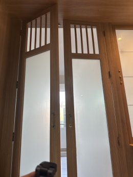 ผลงานการติดอินทีเรียฟิล์มลายไม้ ติดบานตู้ ลิ้นชัก ชั้นวางทีวี และ ประตูู