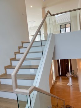 ผลงานติดตั้งฟิล์มลายไม้ บนราวบันได