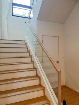 ผลงานติดตั้งฟิล์มลายไม้ บนราวบันได