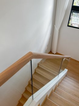 ผลงานติดตั้งฟิล์มลายไม้ บนราวบันได