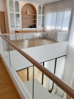 ผลงานติดตั้งฟิล์มลายไม้ บนราวบันได