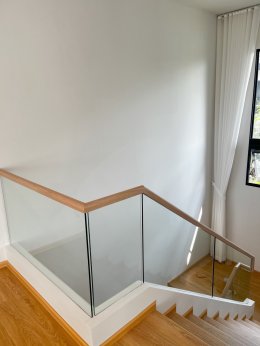 ผลงานติดตั้งฟิล์มลายไม้ บนราวบันได