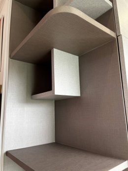 วัสดุปิดผิวลายผ้า (interior film) นำมาหุ้มทับตู้เสื้อผ้าเดิม