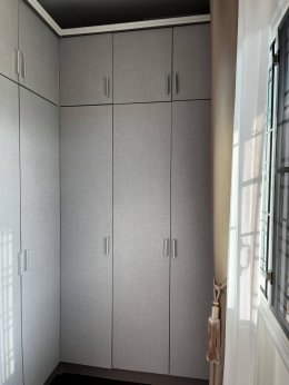 วัสดุปิดผิวลายผ้า (interior film) นำมาหุ้มทับตู้เสื้อผ้าเดิม